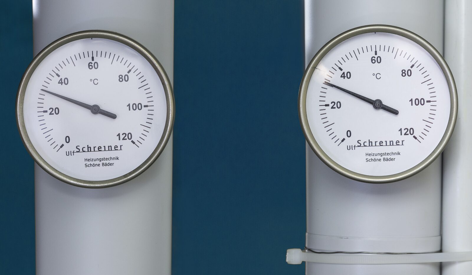 Detailaufnahme eines Manometers bei der Heizungswartung