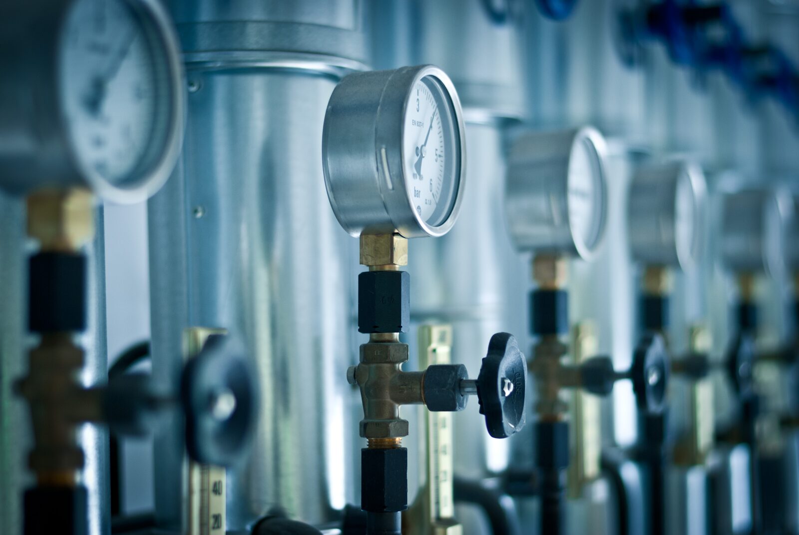 Heizungsrohre und Manometer, Detailaufnahme aus unserer Werkstatt