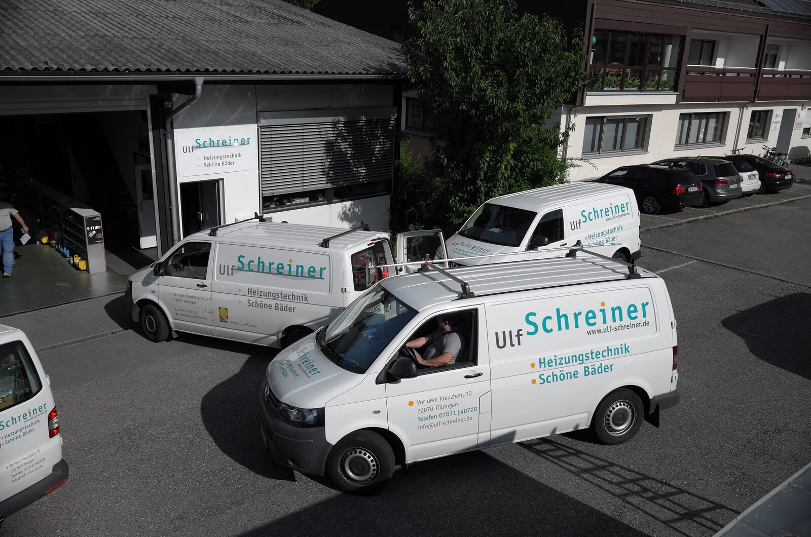 Zwei Servicefahrzeuge von Ulf Schreiner verlassen den Firmenhof