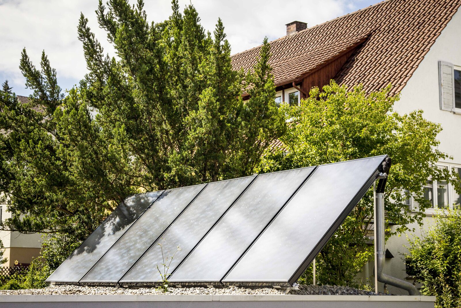 Monteur bei der Installation von Solarkollektoren