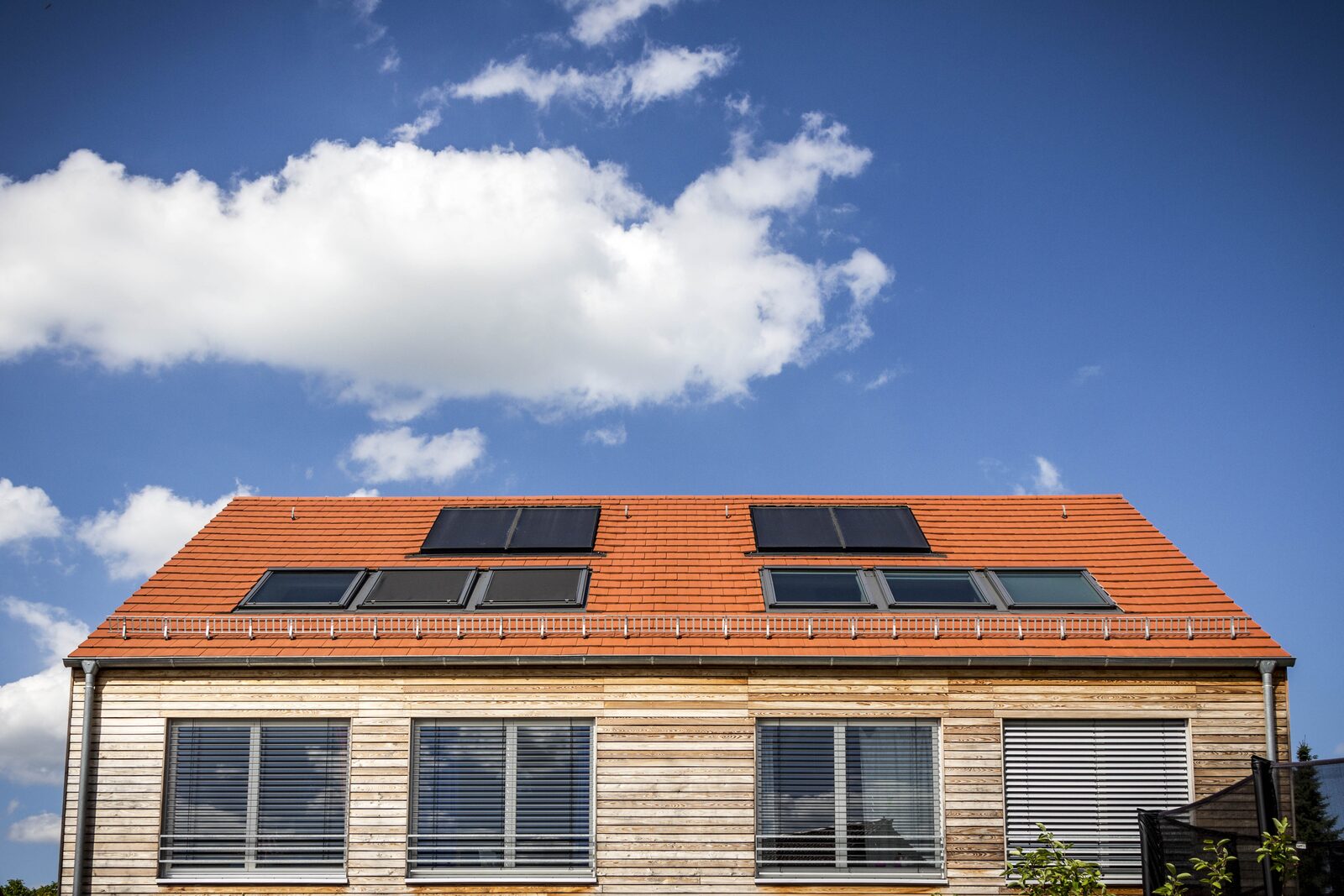 Fertig installierte Solaranlage auf Wohnhaus